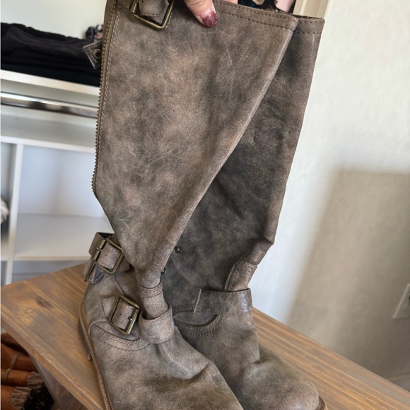 Boots. - Picture 3 of 3